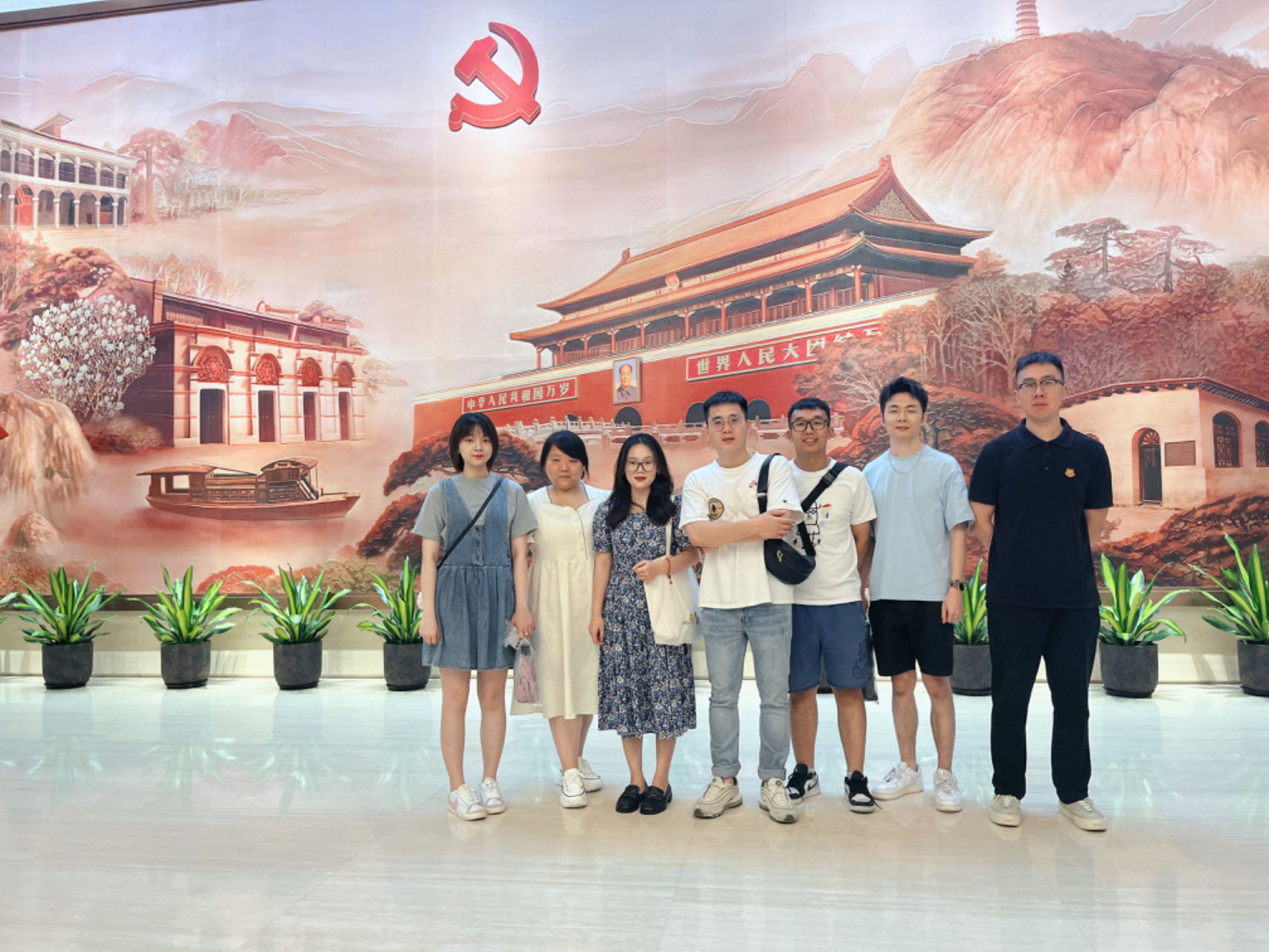 1.在中共一大會址紀(jì)念館合影.jpg 1.在中共一大會址紀(jì)念館合影.jpg