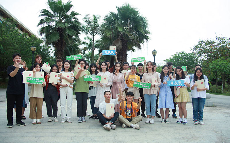 1556011958508377.jpg 桂林電子科技大學(xué)北海校區(qū)快閃現(xiàn)場(chǎng)-潘安航-攝.jpg